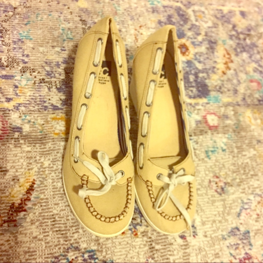 Wedge deck shoes